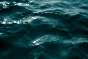 морская поверхность без бликов света, рябь на воде 