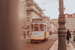 лиссабонская улица с трамваем 