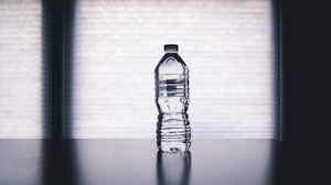 пластиковая прозрачная бутылка с водой в центре кадра 