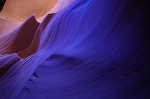 красные скалы каньона, темно-фиолетовый свет 
