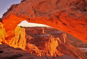 свет в красных скалах каньона, небо сквозь красные стены каньона 