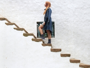 Девушка с картиной на лестнице