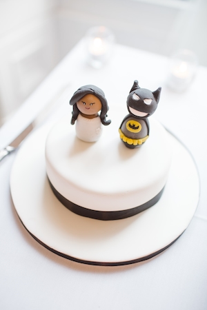 Свадебный торт в виде игрушек Бэтмэна и девушки 