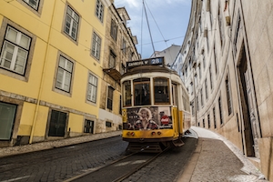 Лиссабон, Португалия, желтый трамвай на улице 