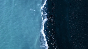 граница между двух морей, темно-синяя и бирюзовая вода, фото с высоты 