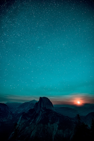 Рассвет ночи, уходящая луна под звездным небом, горы 
