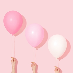 Воздушные шары цвета омбре на розовом фоне