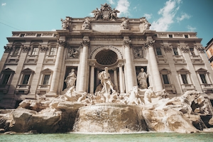 Фонтан Де Треви в Риме, вид снизу 