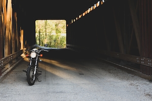 Honda CL360, мотоцикл в тоннеле 