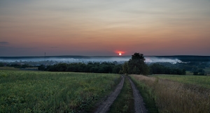 Дымка из-за множества костров в сельской местности, закат в поле, панорама сельской местности 
