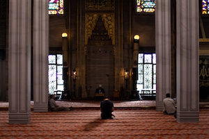 Стамбул, мечеть, человек один молится в мечети