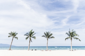 белоснежный пляж с пальмами, песчаный пляж, море, небо 