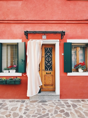 Дверь в красный дом, цветы у окон 