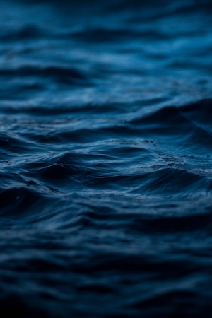 текстура поверхности воды, темная рябь 