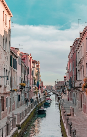 Канал в Венеции на днем, здания на воде 