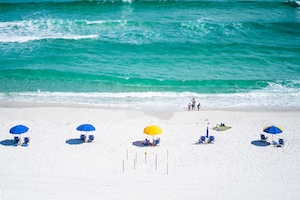 Пляжный день, люди отдыхают на пляже, песок и голубая вода 