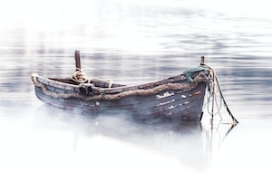 Старая лодка в тумане