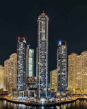 ночной Дубай, вид на горящие небоскребы 