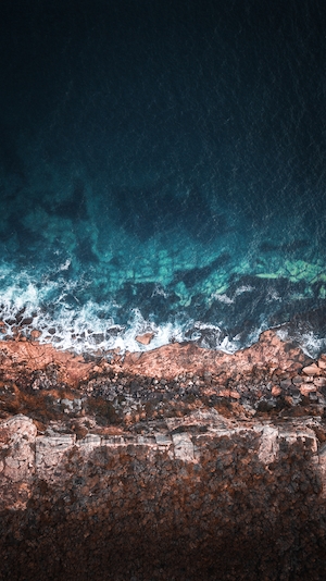 фото морского побережья со скалистым пляжем с высоты 