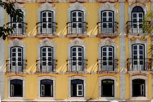 Красивые желтые дома Алфамы, Лиссабон
