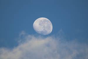 полная луна на небе в облаках