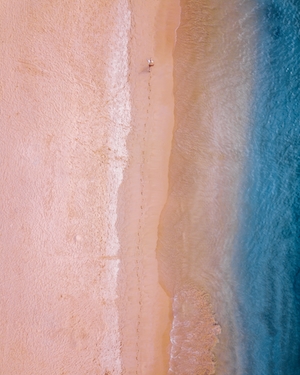 фото побережья с песчаным пляжем с высоты 
