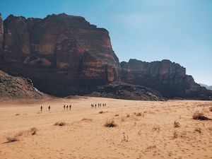 Огромные горы и оранжевый песок, контрастирующие с голубым небом, пески в пустыне, пейзаж в пустыне, песчаные карьеры, скалы из песчаника 