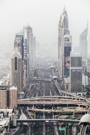 фото небоскребов в туманном Дубае