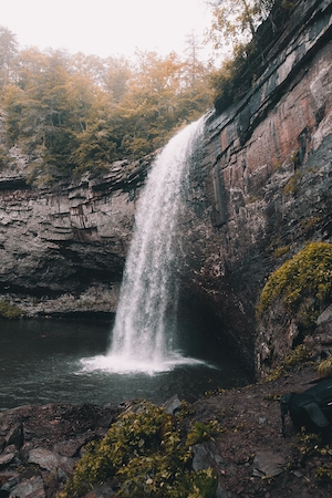 отвесный водопад посреди высоких отвесных скал, бассейн 