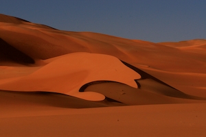 Дюны, песчаная дюна, пески в пустыне, пейзаж в пустыне. на закате 