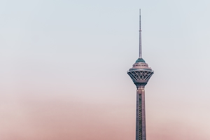 Башняв Тегеране на фоне розового закатного неба