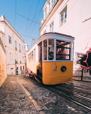 Старый трамвай в Лиссабоне - Португалия