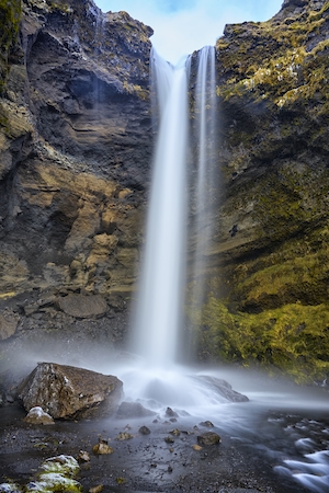 Скрытый Исландский водопад, водопад на замшелых камнях, отвесные скалы 