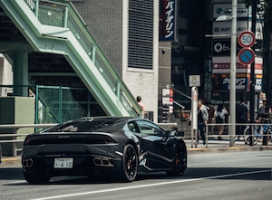 Lamborghini Huracán черного цвета в Токио