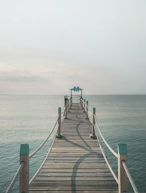 мостик к морю, спокойное море и небо 