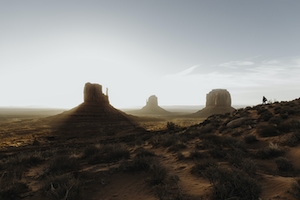 Восход солнца в Долине монументов, песчаные дюны, барханы, каньон, отвесные скалы 