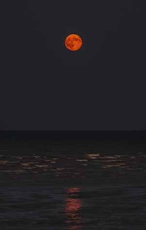 Оранжевая луна над морем 