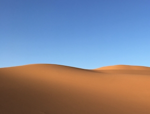 Много песка, песчаная дюна, пески в пустыне, пейзаж в пустыне