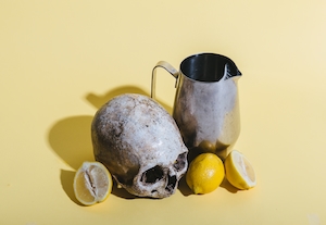  фото “декораций”, череп, металлический молочник и лимоны 