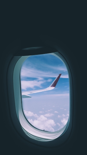 Фото крыла самолета через окно иллюминатора