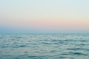 легкие волны, поверхность моря, рябь на воде, морская поверхность, море на закате 