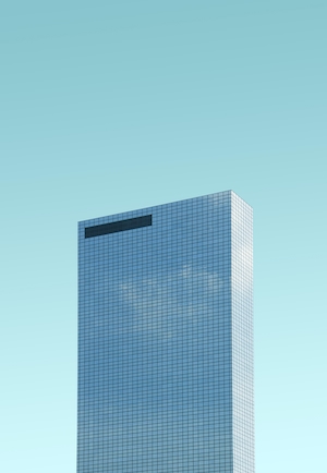 Стеклянный небоскреб на фоне голубого неба