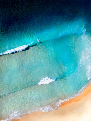 Одинокий серфер, морские волны с высоты, фото сверху, морская пена 