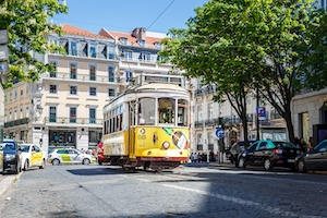 Старый трамвай в Лиссабоне