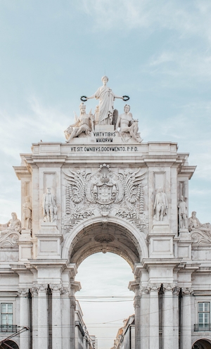 Архитектурная арка с лепниной в Лиссабоне 