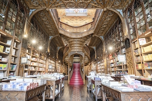 Самый красивый книжный магазин находится в Порту, Португалия, полки с книгами в библиотеке, стиль Гарри Поттера 