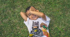 ребенок в футболке с изображением Бетмэна