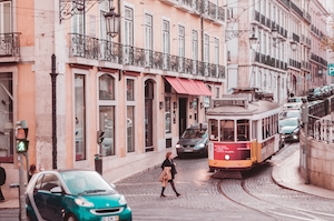 лиссабон, трамвай и машина на улице 