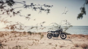 мотоцикл стоит на пляже 