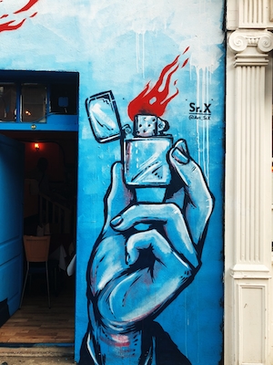 граффити на стене, рука с зажигалкой 